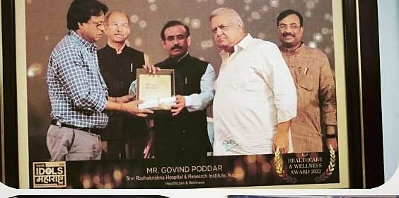 Govind Poddar receiving the Healthcare and Wellness Award