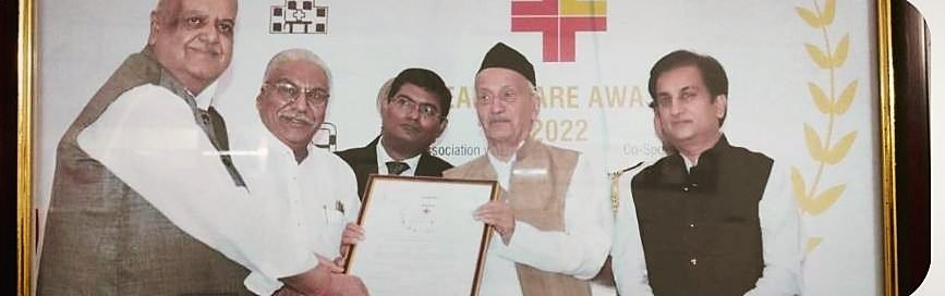 Shri Bhagat Singh Koshyari presenting the award to the hospital